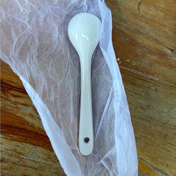 New Maxcera Ceramic Honeycomb Textured Honey Pot & Spoon with 3D Honey Bees - Picture 8 of 9